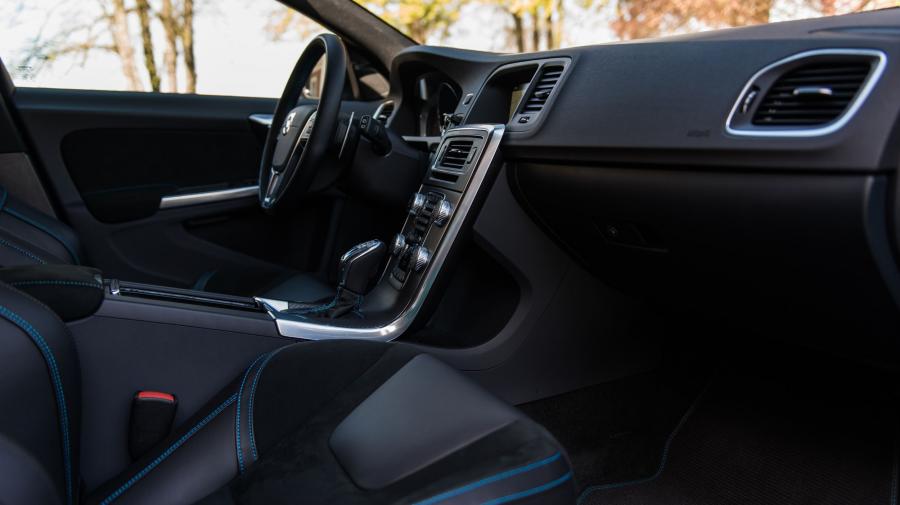 Интерьер Volvo V60 Polestar 2017 года  (WW) (фото 44 из 45)
